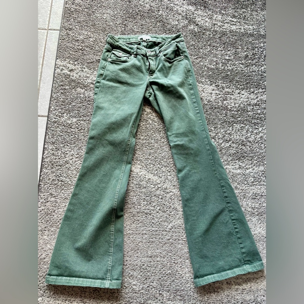 Garage , low rise Flared Jeans size 6, super cute to wear